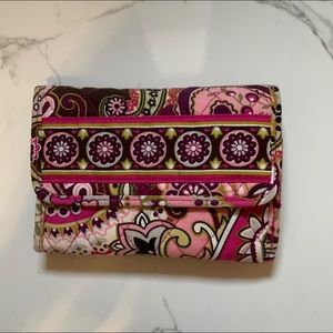 vera bradley trifold wallet / very berry paisley